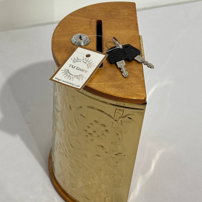 Карнавка настільна напівкругла металева з чеканкою, 19x11x22 см Карнавка настільна напівкругла металева з чеканкою, 19x11x22 см