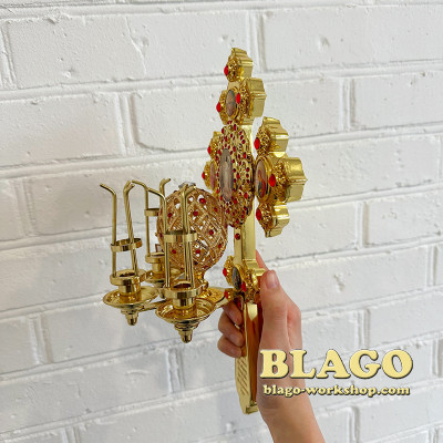 Трисвічник пасхальний латунний з хрестом та червоними камінцями, 20х12,5х31 см Трисвічник пасхальний латунний з хрестом та червоними камінцями, 20х12,5х31 см