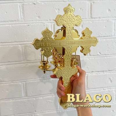 Трисвічник пасхальний латунний з хрестом та червоними камінцями, 20х12,5х31 см Трисвічник пасхальний латунний з хрестом та червоними камінцями, 20х12,5х31 см