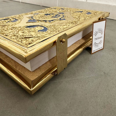 Gospel for the throne in a metal frame in the Ukrainian language, 18x22 cm Gospel for the throne in a metal frame in the Ukrainian language, 18x22 cm