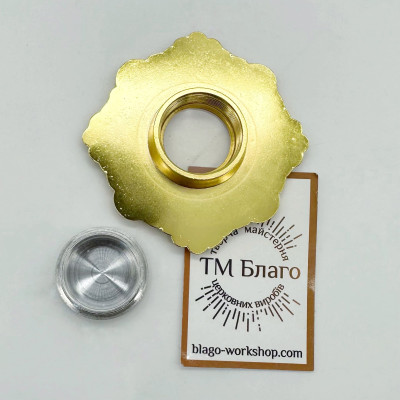 Мощевик металевий з червоною емаллю та синіми камінцями 7х7х1 см Мощевик металевий з червоною емаллю та синіми камінцями 7х7х1 см