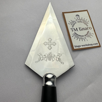 Large spear with ebonized handle and engraving, 6x23 cm