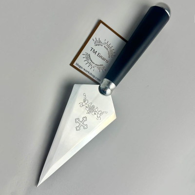 Large spear with ebonized handle and engraving, 6x23 cm