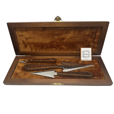 Набір копіє з дерев'яними, різьбленими ручками в футлярі