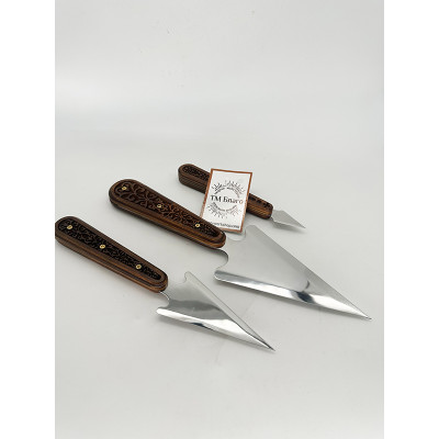 Набір копіє з дерев'яними, різьбленими ручками в футлярі