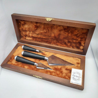 Набор копие с черными ручками, с круглыми металлическими окончаниями и гравировкой на большом копие в деревянном футляре
