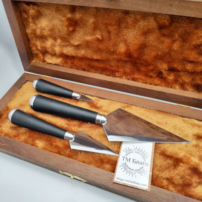 Набор копие с черными ручками, с круглыми металлическими окончаниями и гравировкой на большом копие в деревянном футляре