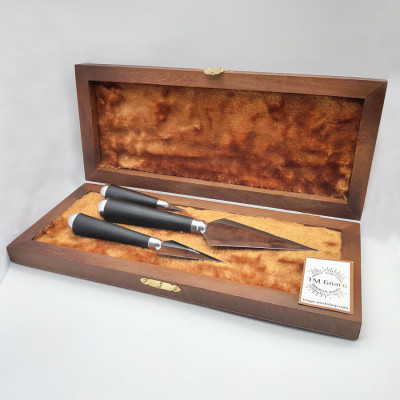 Набор копие с черными ручками, с круглыми металлическими окончаниями и гравировкой на большом копие в деревянном футляре
