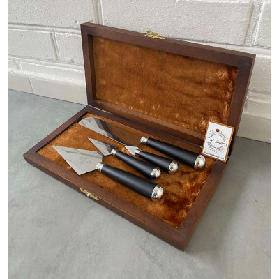 Набір копіє з дерев'яними ручками та ножем в дерев'яному футлярі
