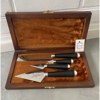 Набір копіє з дерев'яними ручками та ножем в дерев'яному футлярі